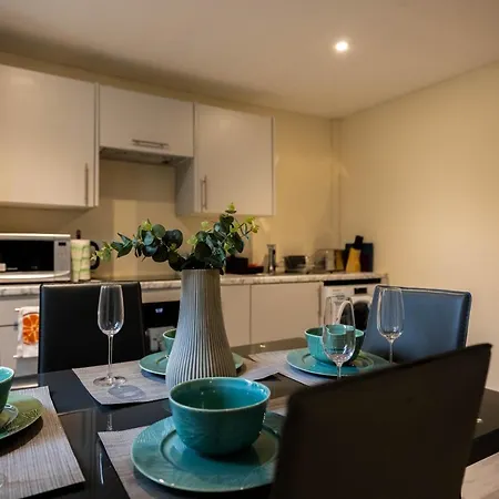 3 Bedrooms-8guests-babycot-15mintopepys-freeparkg Apartment London