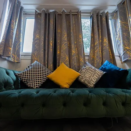 3 Bedrooms-8guests-babycot-15mintopepys-freeparkg Apartment London