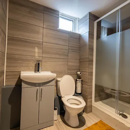 3 Bedrooms-8guests-babycot-15mintopepys-freeparkg Apartment