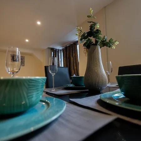 3 Bedrooms-8guests-babycot-15mintopepys-freeparkg Apartment *