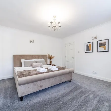 Fantastic 2br Flat Wpriv Gdn, Crouch End Apartment