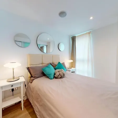 Executive Luxury One Bedroom In Vauxhall Apartment London