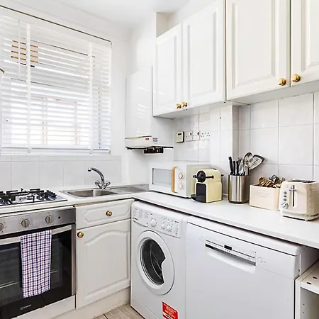 Chic High Spec Near * London
