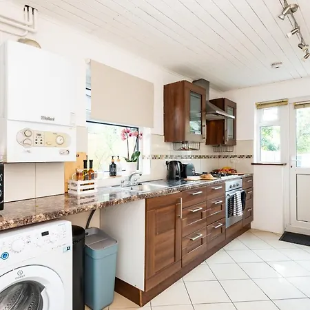 Spacious En-suite In A 5-bedroom House At