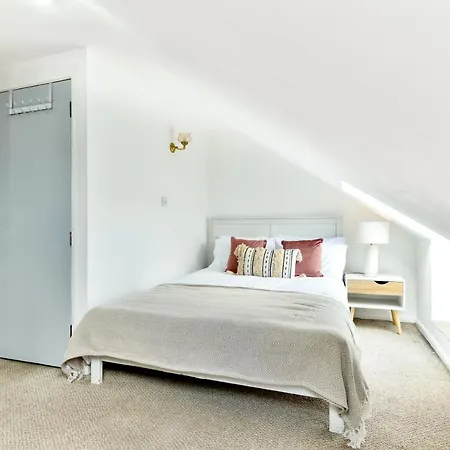 Aparthotel Spacious En-suite In A 5-bedroom House At Hanwell