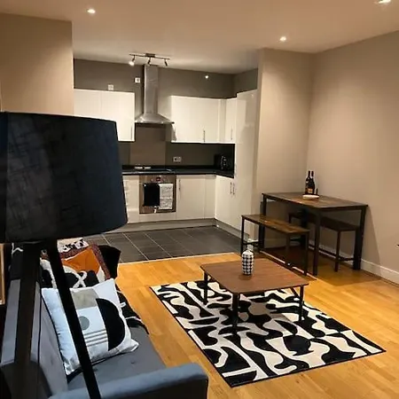 Modern 2 Bed Next To Station + Parking * Beckenham