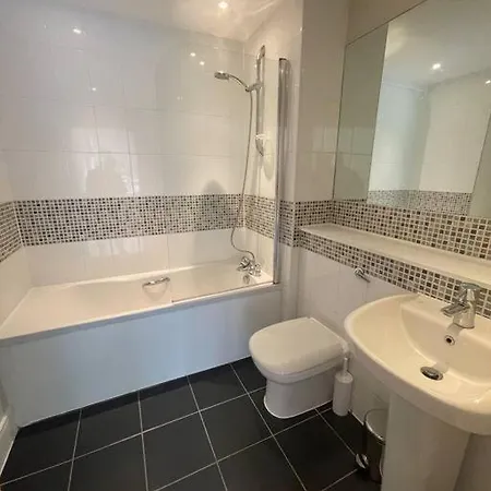 Modern 2 Bed Next To Station + Parking Apartment *