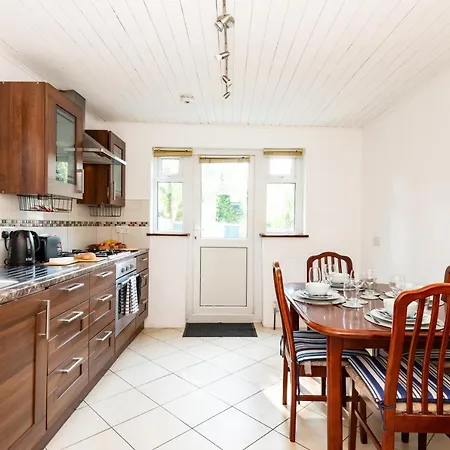 Spacious En-suite In A 5-bedroom House At Aparthotel *