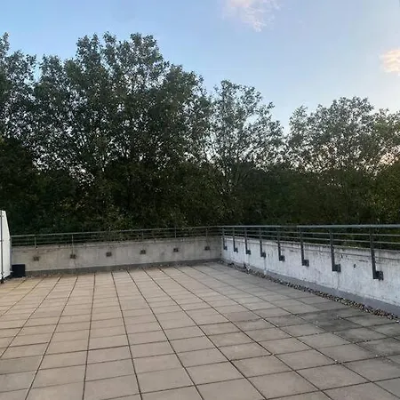 Modern 2 Bed Next To Station + Parking Apartment *