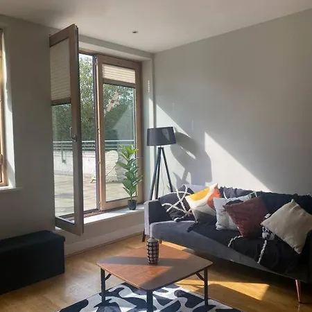 Modern 2 Bed Next To Station + Parking * Beckenham