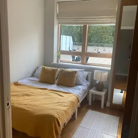 Modern 2 Bed Next To Station + Parking Beckenham