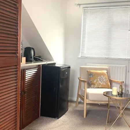 Spacious En-suite In A 5-bedroom House At Aparthotel