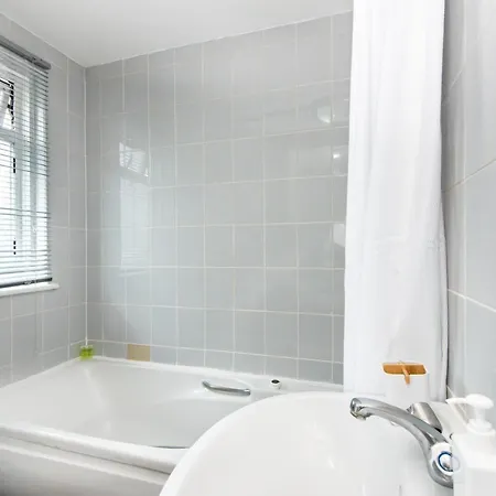 Aparthotel Spacious En-suite In A 5-bedroom House At Hanwell