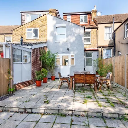 Spacious En-suite In A 5-bedroom House At