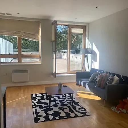 Modern 2 Bed Next To Station + Parking Beckenham