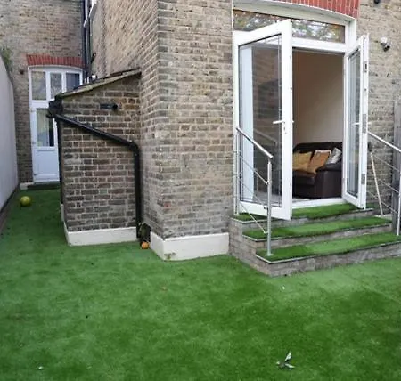 Spacious 5-bed Retreat London