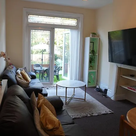 Spacious 5-bed Retreat *