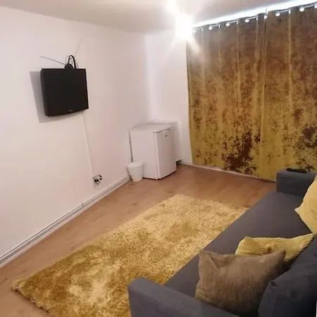 Self Contained 2 Bedroom Flat In Southwark
