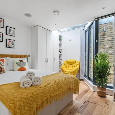 Trafalgar Square Arty Apartment