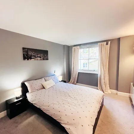 Amazing Flat Near South Kensington - 2 To 3 Bedrooms *