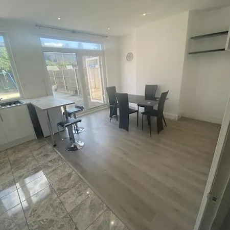 Spacious 3br Family & Contractor Friendly Apartment Thornton Heath