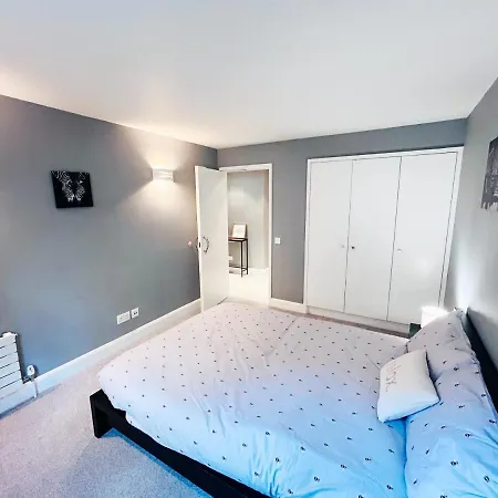Amazing Flat Near South Kensington - 2 To 3 Bedrooms *