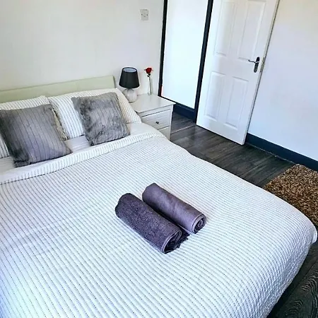 3 Bedroom House In Tottenham 10 Mins Walk From Seven Sisters Station London