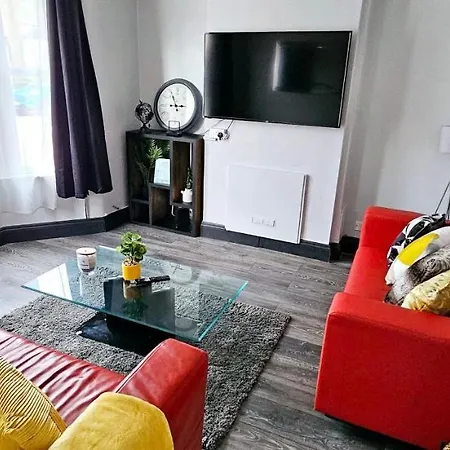 Apartment 3 Bedroom House In Tottenham 10 Mins Walk From Seven Sisters Station *