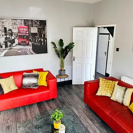 3 Bedroom House In Tottenham 10 Mins Walk From Seven Sisters Station London