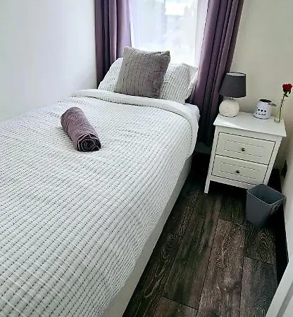 Apartment 3 Bedroom House In Tottenham 10 Mins Walk From Seven Sisters Station London