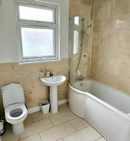 Apartment 3 Bedroom House In Tottenham 10 Mins Walk From Seven Sisters Station *