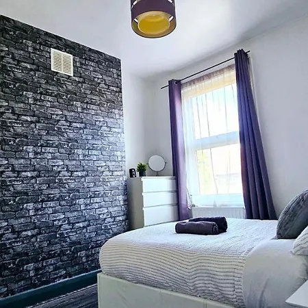 3 Bedroom House In Tottenham 10 Mins Walk From Seven Sisters Station Apartment *