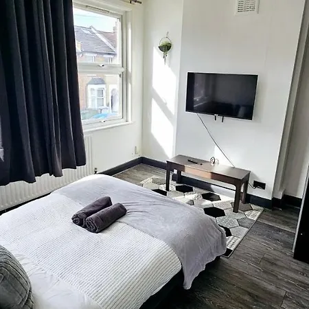 3 Bedroom House In Tottenham 10 Mins Walk From Seven Sisters Station London