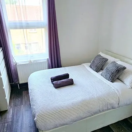 3 Bedroom House In Tottenham 10 Mins Walk From Seven Sisters Station Apartment London
