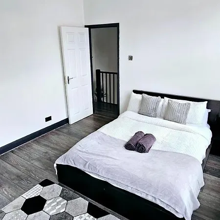 3 Bedroom House In Tottenham 10 Mins Walk From Seven Sisters Station London