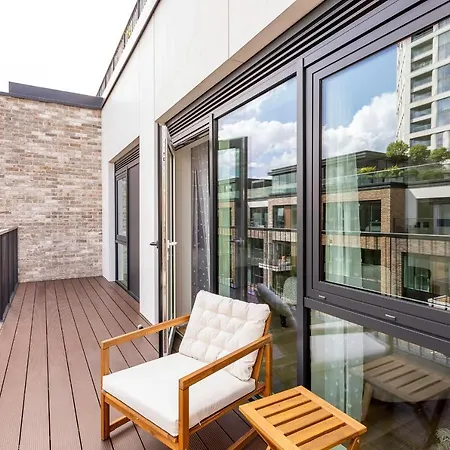Modern Chelsea Apartment *