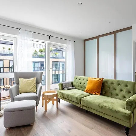 Modern Chelsea Apartment *