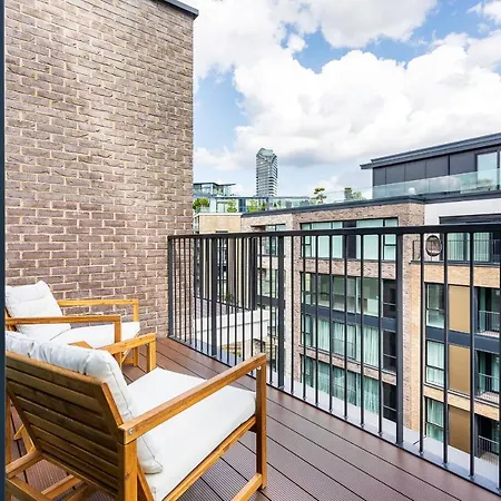 Modern Chelsea Apartment *