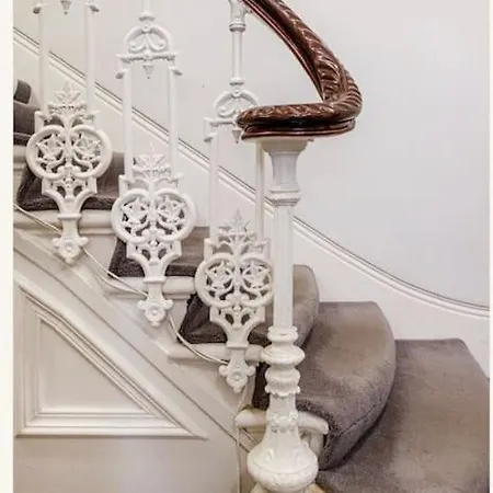 Stunning 2 Bed Apartment *