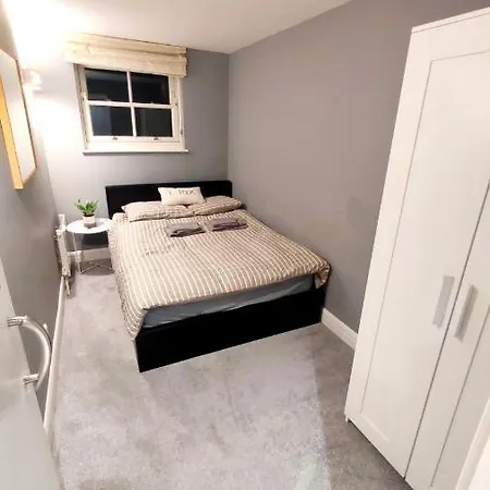 Amazing Flat Near South Kensington - 2 To 3 Bedrooms Apartment *