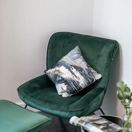 Cosy 4-bedroom Next To Borough