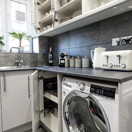 Cosy 4-bedroom Next To Borough Apartment