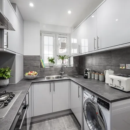 Cosy 4-bedroom Next To Borough Apartment