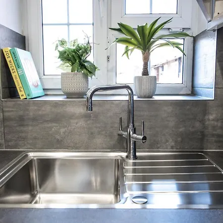 Cosy 4-bedroom Next To Borough