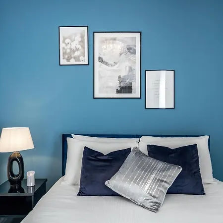 Cosy 4-bedroom Next To Borough Apartment