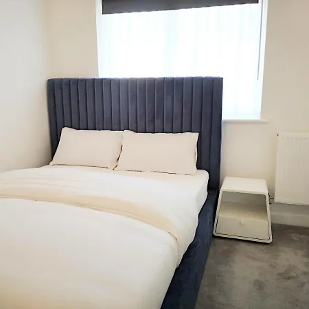 Apartment Deluxe 5 Bedroom House In Harrow, Parking, Sleeps 8, 30mins To London *