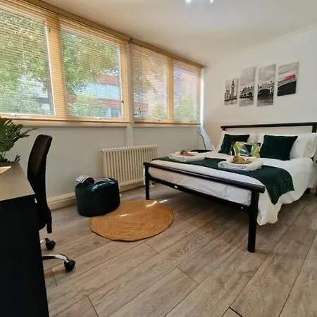 2 Bedrooms Flat In Great Location! Apartment London