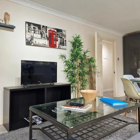 2 Bedrooms Flat In Great Location! *