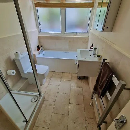 Apartment 2 Bedrooms Flat In Great Location!
