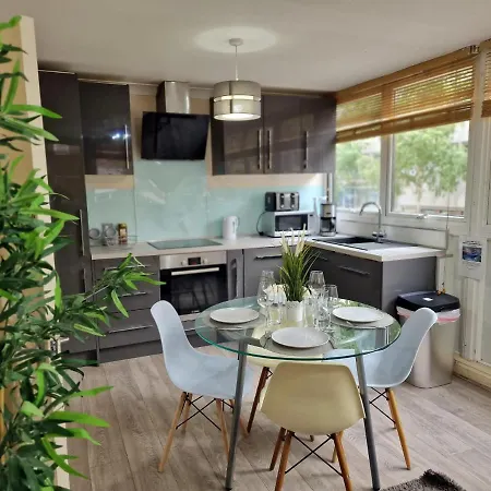 2 Bedrooms Flat In Great Location! *
